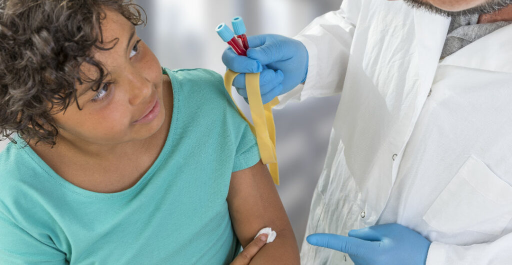 un recuento de glóbulos blancos bajo, también llamado leucopenia; se debe a que hay muy pocos leucocitos circulando en sangre